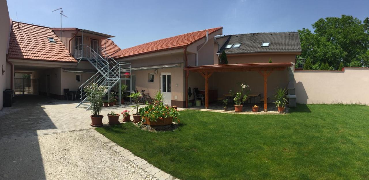 Sunny Apartman Štúrovo Exterior foto